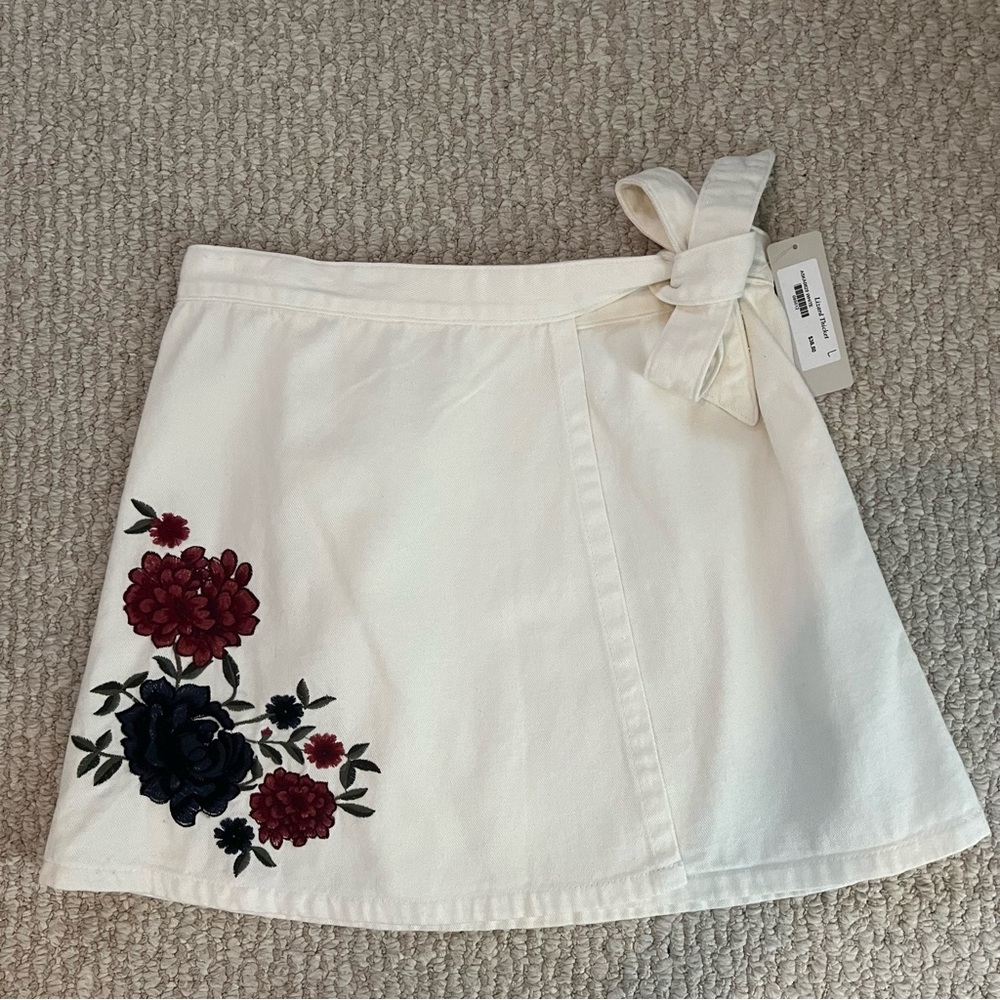 NWT Floral Appliqué White Wrap Mini Skirt